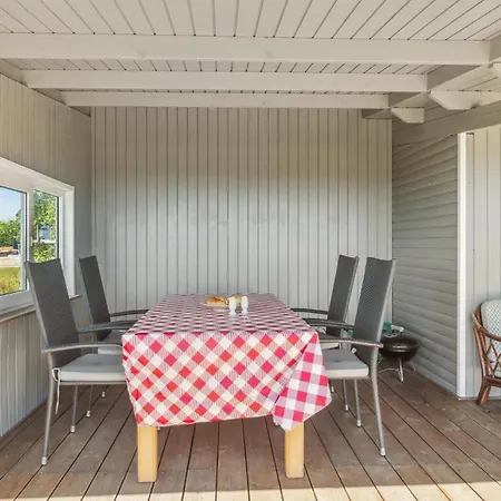Three-bedroom In Holiday home *